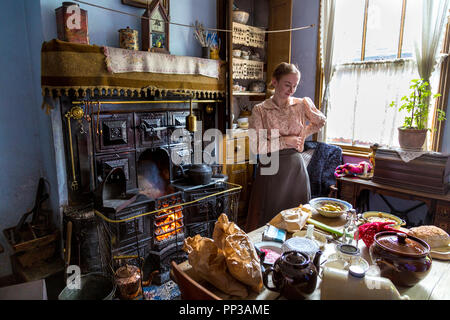 A la fin de l'époque victorienne typique maison du travailleur avec une cuisinière en fonte, cuisine l'Chainmaker's House, Black Country Living Museum, Dudley, Royaume-Uni Banque D'Images