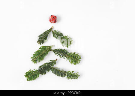 La forme de l'arbre de Noël fait de branches de sapin isolé sur fond blanc. Copie gratuite de l'espace. Banque D'Images