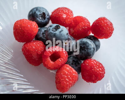 Nature morte avec fruits frais de la forêt dans un bol en verre. Banque D'Images