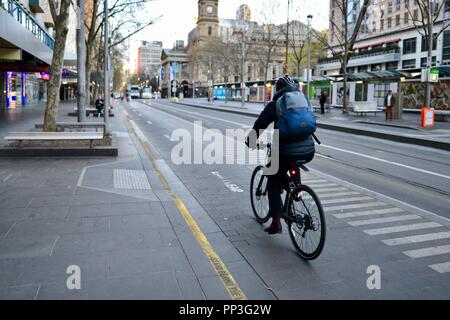 Les cyclistes à cheval sur une piste cyclable sur un road, Melbourne, VIC, Australie Banque D'Images