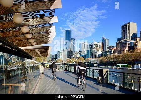 Les cyclistes équitation sur un chemin, Melbourne, VIC, Australie Banque D'Images