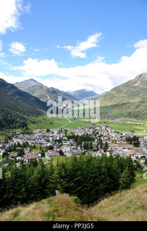 Dans le village d'Andermatt swiss alp l'investisseur égyptien Sawiri a buillt un énorme complexe touristique avec 18 trous de golf. Banque D'Images