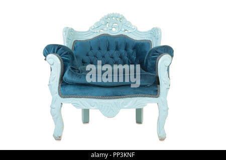 Confortable fauteuil baroque bleu isolé sur un fond blanc vu de face Banque D'Images