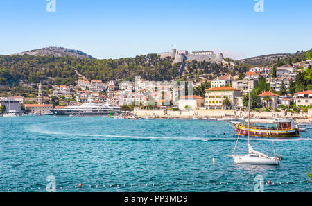 HVAR, CROATIE - Juillet 30, 2016 : les touristes visitant Hvar sur l'île de Hvar Croatie village Banque D'Images