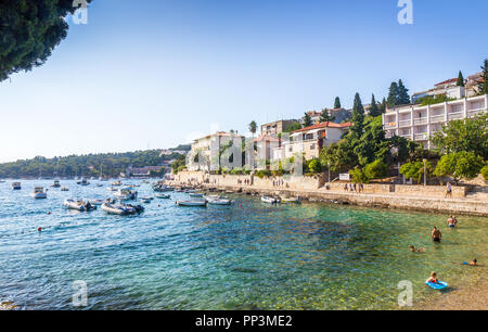 HVAR, CROATIE - Juillet 30, 2016 : Les gens se détendre sur une plage dans le village de Hvar sur l'île de Hvar Croatie Banque D'Images