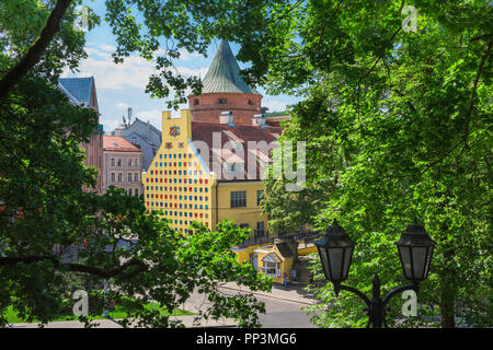 Jacob's Barracks Riga, vue à travers les arbres sur la Colline Bastion vers la caserne de Jacob jaune et la Tour de poudre dans la vieille ville de Riga, Lettonie. Banque D'Images