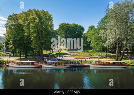 Riga parc, vue sur un après-midi d'été, des bateaux de plaisance amarrés dans le Bastion Hill Park (Bastejkalns) dans la région du canal du centre-ville de Riga, en Lettonie. Banque D'Images