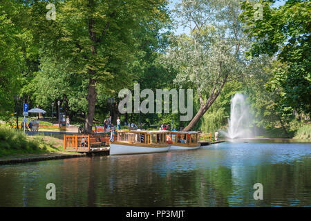 Canal de Riga, vue sur un après-midi d'été, des bateaux de plaisance amarrés dans le Bastion Hill Park (Bastejkalns) dans la région du canal du centre-ville de Riga, en Lettonie. Banque D'Images