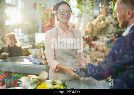 Caissière dans le magasin de fleurs Banque D'Images