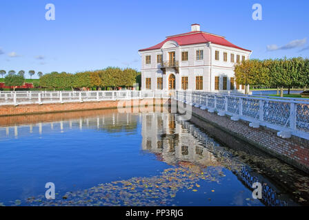 PETERHOF, SAINT-PETERSBOURG, Russie - le 6 octobre 2009 : le palais de Marly. A été construit en 1723. Situé dans la partie occidentale de la Basse Park Banque D'Images