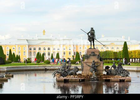 PETERHOF, Saint - Pétersbourg, Russie - le 19 août 2016 : Le jardin supérieur. La fontaine de Neptune. Sur l'arrière-plan est le Grand Palais Banque D'Images