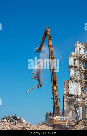 De grandes machines de démolition élevant un bâtiment haut au sol à Londres. Banque D'Images