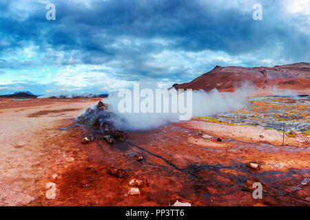 Fumeurs fumerolles sur Hverarond Valley, au nord de l'Islande, de l'Europe. Photographie de paysage Banque D'Images