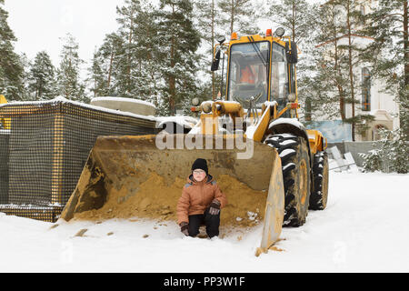 Borisov, Biélorussie - Février 11, 2018 : l'équipement de construction routière puissante sur la construction d'une autoroute. Banque D'Images