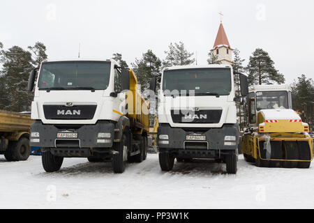 Borisov, Biélorussie - Février 11, 2018 : l'équipement de construction routière puissante sur la construction d'une autoroute. Banque D'Images