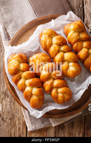 South African Koeksisters frit beignet collante est doux, collant, crisp et imbibé de sirop sur une assiette sur la table. Haut Vertical vue de ab Banque D'Images