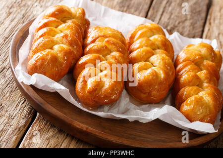 Afrique du Sud authentique Koeksisters sticky frit avec du sirop de citron Beignets sur une plaque horizontale sur la table. Banque D'Images