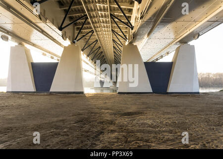 Sous le pont. Le général Stefan Rowecki 'Grot' Bridge à Varsovie, Pologne. Banque D'Images