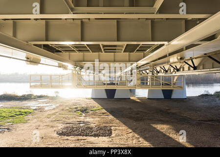 Sous le pont. Le général Stefan Rowecki 'Grot' Bridge à Varsovie, Pologne. Banque D'Images