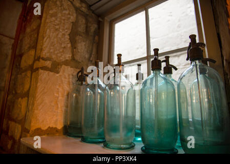 Vieilles bouteilles de seltzer anglais au Lion Inn à Winchcombe dans les Cotswolds, Angleterre. Banque D'Images