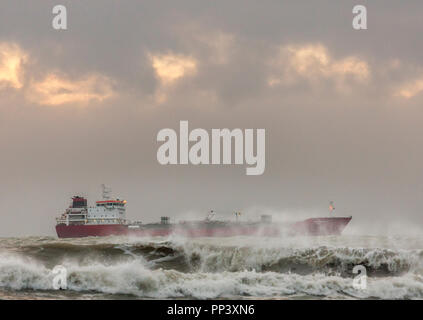 Myrtleville, Cork, Irlande. 21 octobre 2017 FMT de pétroliers à Bergama Storm Brian tout en mouillant au large de Myrtleville Co. Cork, Irlande. Banque D'Images