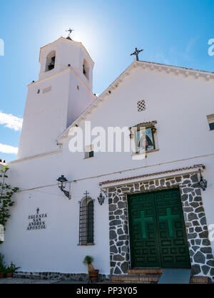 16e siècle l'église catholique de Saint André l'Apôtre, Sedella, Axarquía, Andalousie, Espagne Banque D'Images