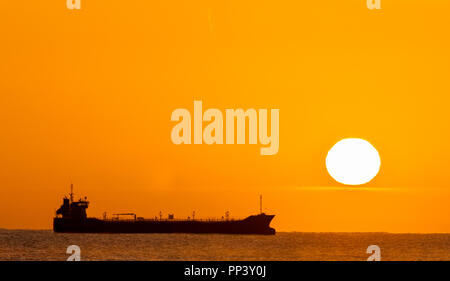 Crosshaven, Cork, Irlande. 25 Septembre, 2017. Thun pétrolier Galaxy silhouetté par le soleil levant au mouillage à l'extérieur de Port de Cork, Irlande.- Banque D'Images