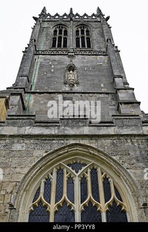 Pris sur un jour nuageux, pour capturer l'ancienne architecture ordinaire de l'église St Mary, à Tickhill, Doncaster. Banque D'Images