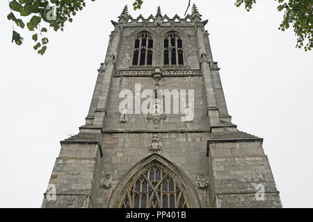 Pris sur un jour nuageux, pour capturer l'ancienne architecture ordinaire de l'église St Mary, à Tickhill, Doncaster. Banque D'Images