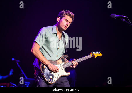 Musique Artiste JOHN MAYER effectue en Caroline du Nord dans le cadre de sa tournée 2017. John Clayton Mayer est un chanteur, guitariste et producteur de disques. Banque D'Images