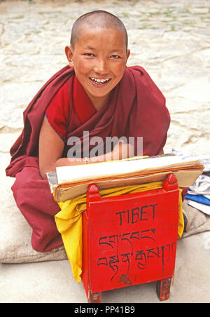 Moine novice au cours de l'étude religieuse au monastère de Drepung, près de Lhassa, au Tibet. Banque D'Images