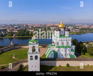 Cathédrale de la Trinité, Kremlin de Pskov, Russie, l'Europe. Vue aérienne du Kremlin de Pskov et Trinity église cathédrale dans la ville russe. Panorama de la ville, city Banque D'Images