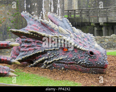 Très grand dragon réaliste dans le parc de château de Caerphilly, pays de Galles, Royaume-Uni Banque D'Images