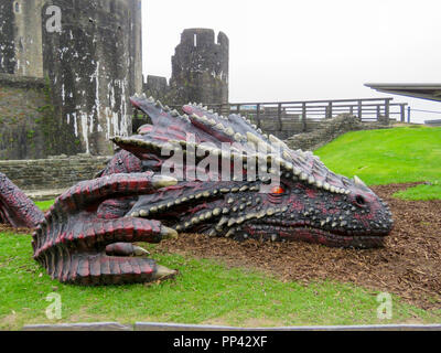 Très grand dragon réaliste dans le parc de château de Caerphilly, pays de Galles, Royaume-Uni Banque D'Images