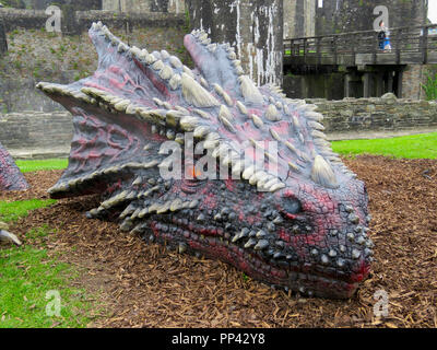 Très grand dragon réaliste dans le parc de château de Caerphilly, pays de Galles, Royaume-Uni Banque D'Images