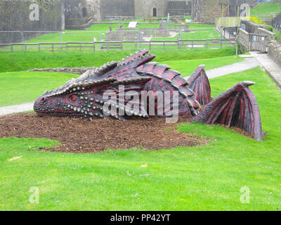 Très grand dragon réaliste dans le parc de château de Caerphilly, pays de Galles, Royaume-Uni Banque D'Images