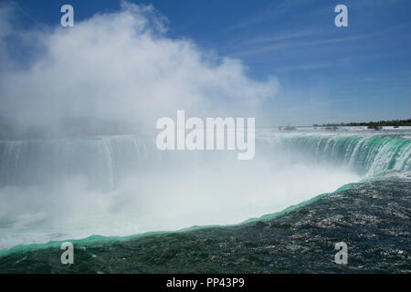 NIAGARA FALLS, ONTARIO, CANADA - 21 MAI 2018 : des chutes Horseshoe, vue de Table Rock dans Queen Victoria Park à Niagara Falls Banque D'Images