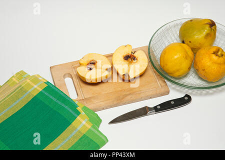 Coings farcis. Étape par étape. Le plat préparé : BWCG25 Banque D'Images