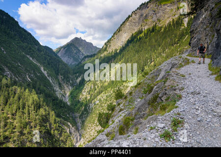 Lechtaler Alpen, Alpes de Lechtal : trekker randonneur à valley stream de Zammer Loch, région TirolWest, Tirol, Tyrol, Autriche Banque D'Images