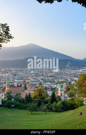 Innsbruck : la vue de Burgstadl au centre ville, à l'Alte Kirche, église Höttinger Saut à ski de Bergisel, région Innsbruck, Tirol, Tyrol, Autriche Banque D'Images