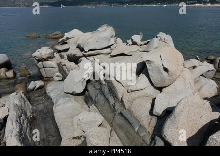 Littoral avec des affleurements de granite près de Villasimius, Sardaigne, Italie Banque D'Images