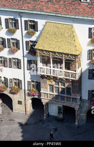 Innsbruck : chambre Goldenes Dachl (Toit Doré), rue Herzog-Friedrich-Straße, vue de Stadtturm (city tour) d'Altes Rathaus (Ancien hôtel de ville), Regi Banque D'Images