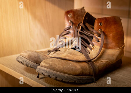 Vieux, des chaussures de cuir. Minable, lambeaux de peau marron lacets de close-up Banque D'Images