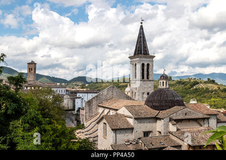 La cathédrale de la ville de Spoleto, vue de Rocca Albornoziana, Ombrie, Italie Banque D'Images