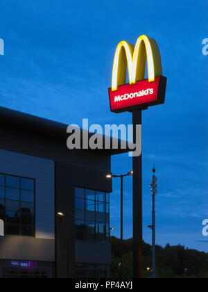 McDonald's signe lumineux, soir Banque D'Images