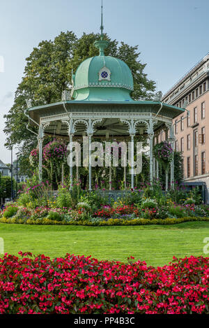 Un belvédère couverte de fleurs au centre de Bergen en Norvège à l'automne - 3 Banque D'Images