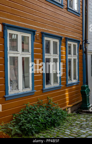 Ruelles colorées dans le quartier historique du vieux centre de Bergen en automne - 10 Banque D'Images