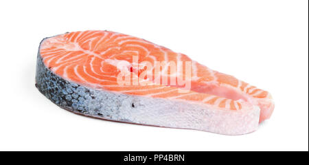 Pavé de saumon cru frais isolé sur fond blanc Banque D'Images