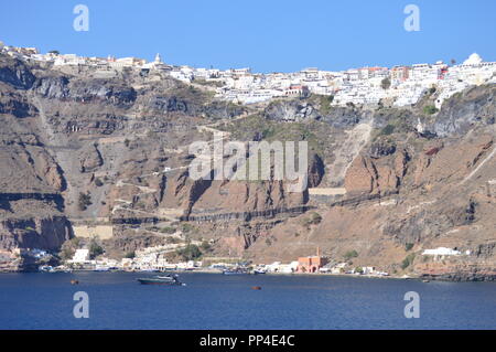 Vue magnifique sur la ville de Fira au sommet d'une montagne sur l'île de Santorin à partir de la haute mer. L'architecture, les paysages, les croisières, les voyages. 7 juillet Banque D'Images