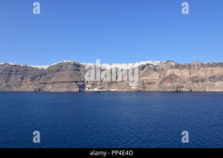 Vue magnifique sur la ville de Fira au sommet d'une montagne sur l'île de Santorin à partir de la haute mer. L'architecture, les paysages, les croisières, les voyages. 7 juillet Banque D'Images